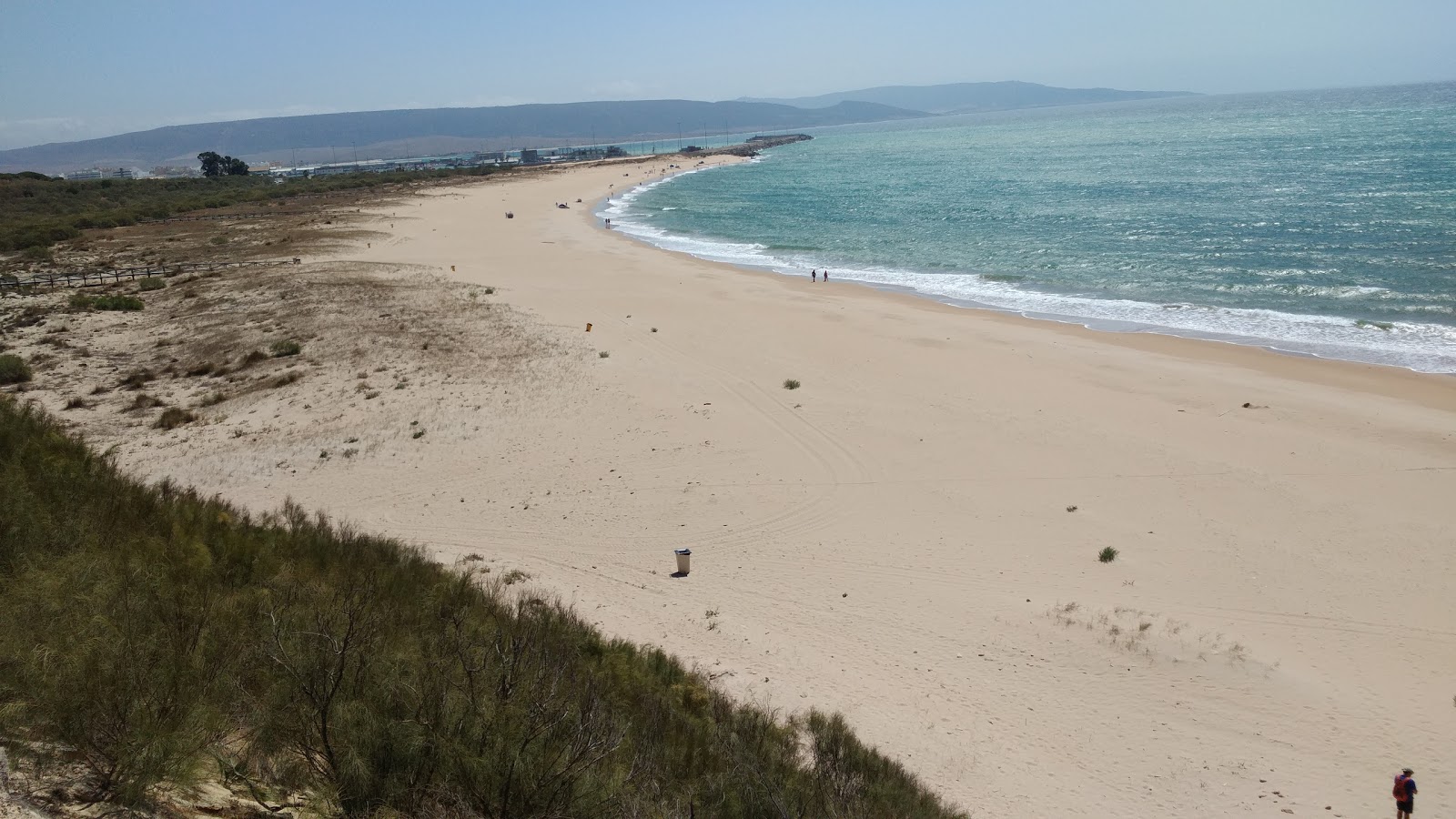 Foto van Playa de la Hierbabuena met ruim strand