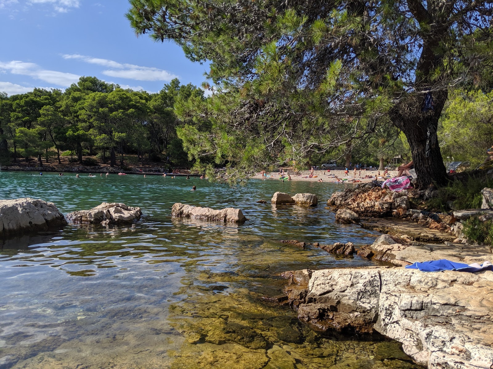 Foto von Stari Grad beach mit kleine, beiger kiesel Oberfläche