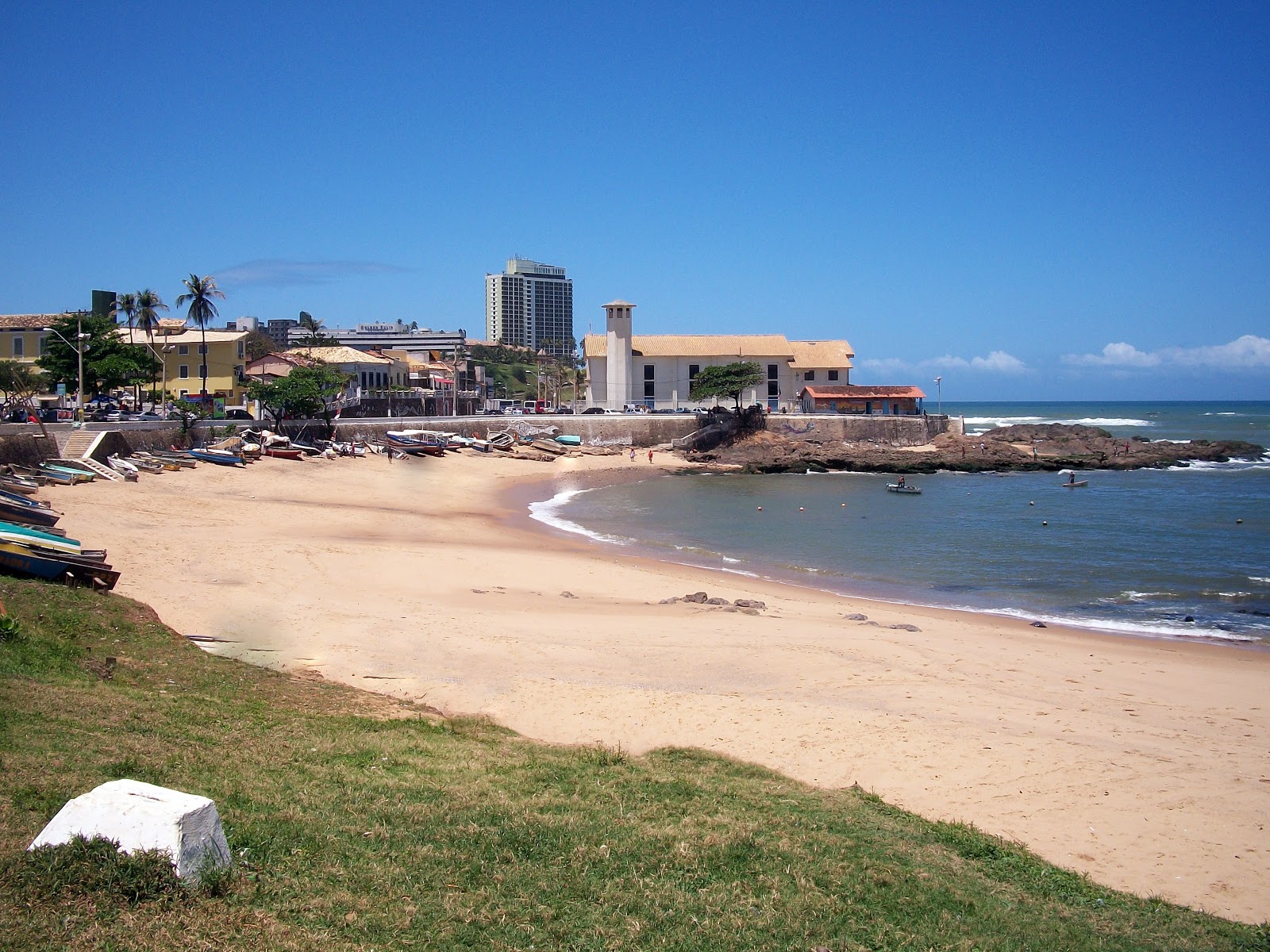 Foto di Praia do Rio Vermelho con una superficie del sabbia beige