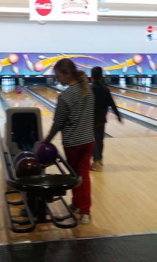 Bowling Alley «Showplace Entertainment Center», reviews and photos, 141 E Service Rd, Staten Island, NY 10314, USA