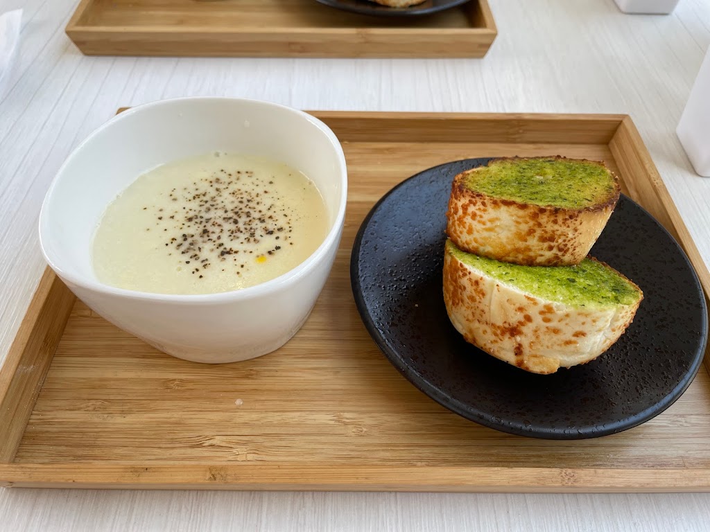 來福咖啡 Life Cafe/高架橋下網球場對面的停車場內中間白色貨櫃屋 的照片