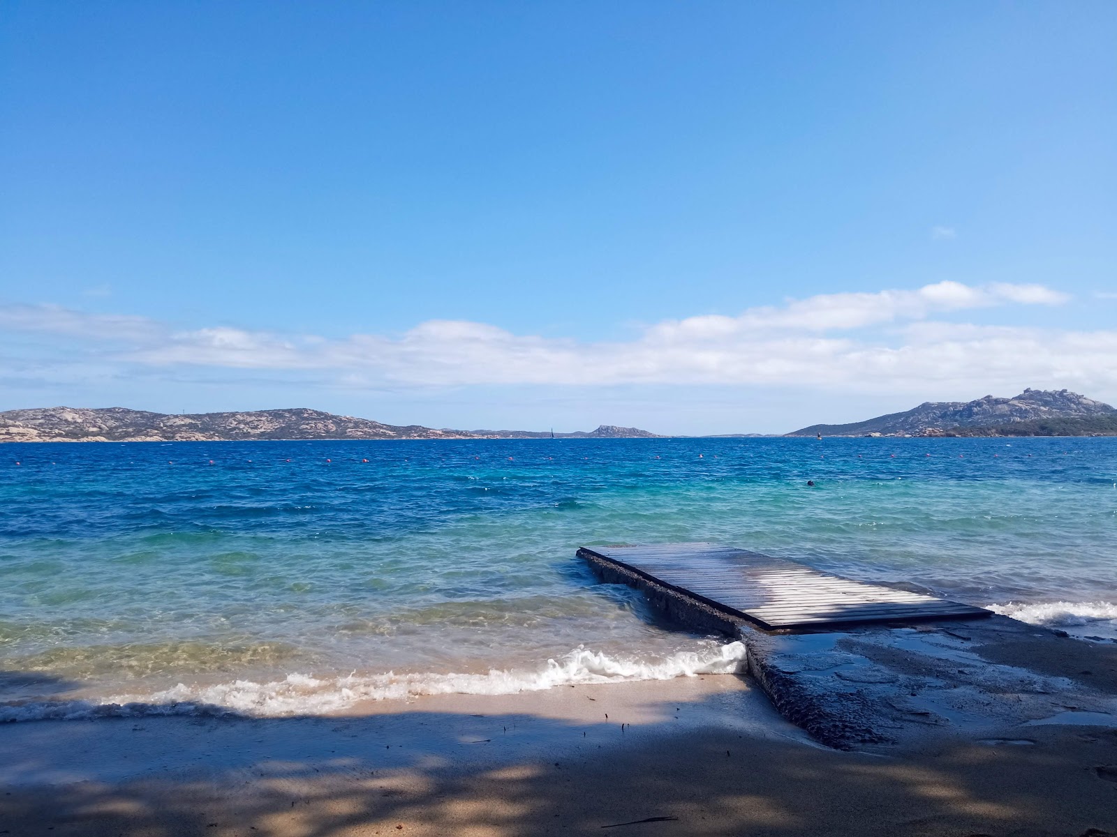 Foto van Spiaggia di Palau Vecchio omringd door bergen