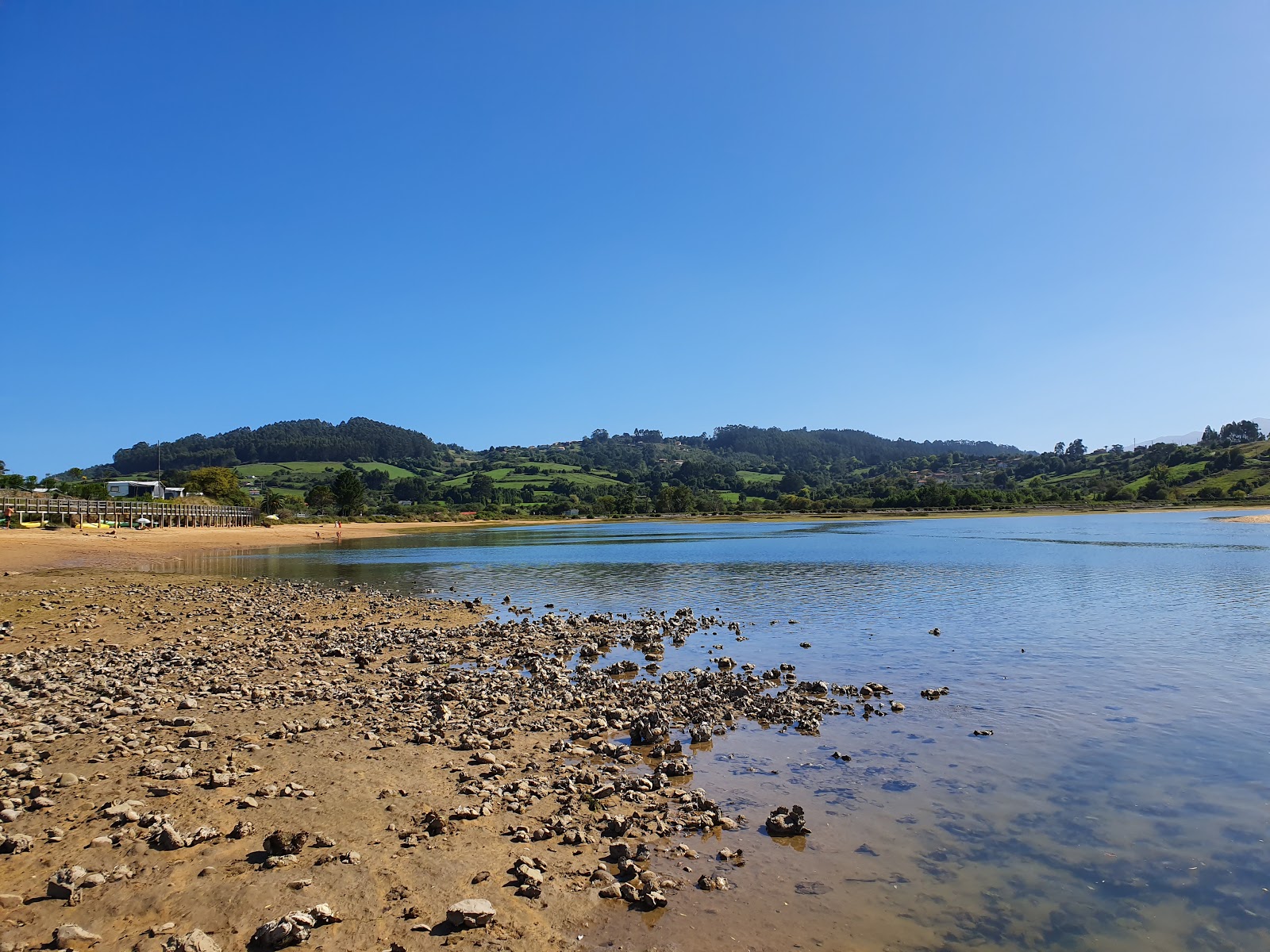 Playa de Misiego'in fotoğrafı geniş bir kıyı şeridi ile birlikte