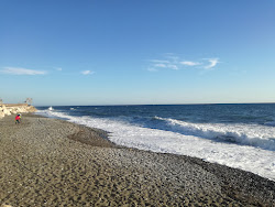 Photo de Playa de Lagos entouré de montagnes