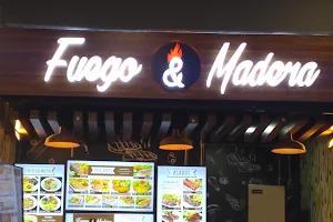 Fuego y madera image