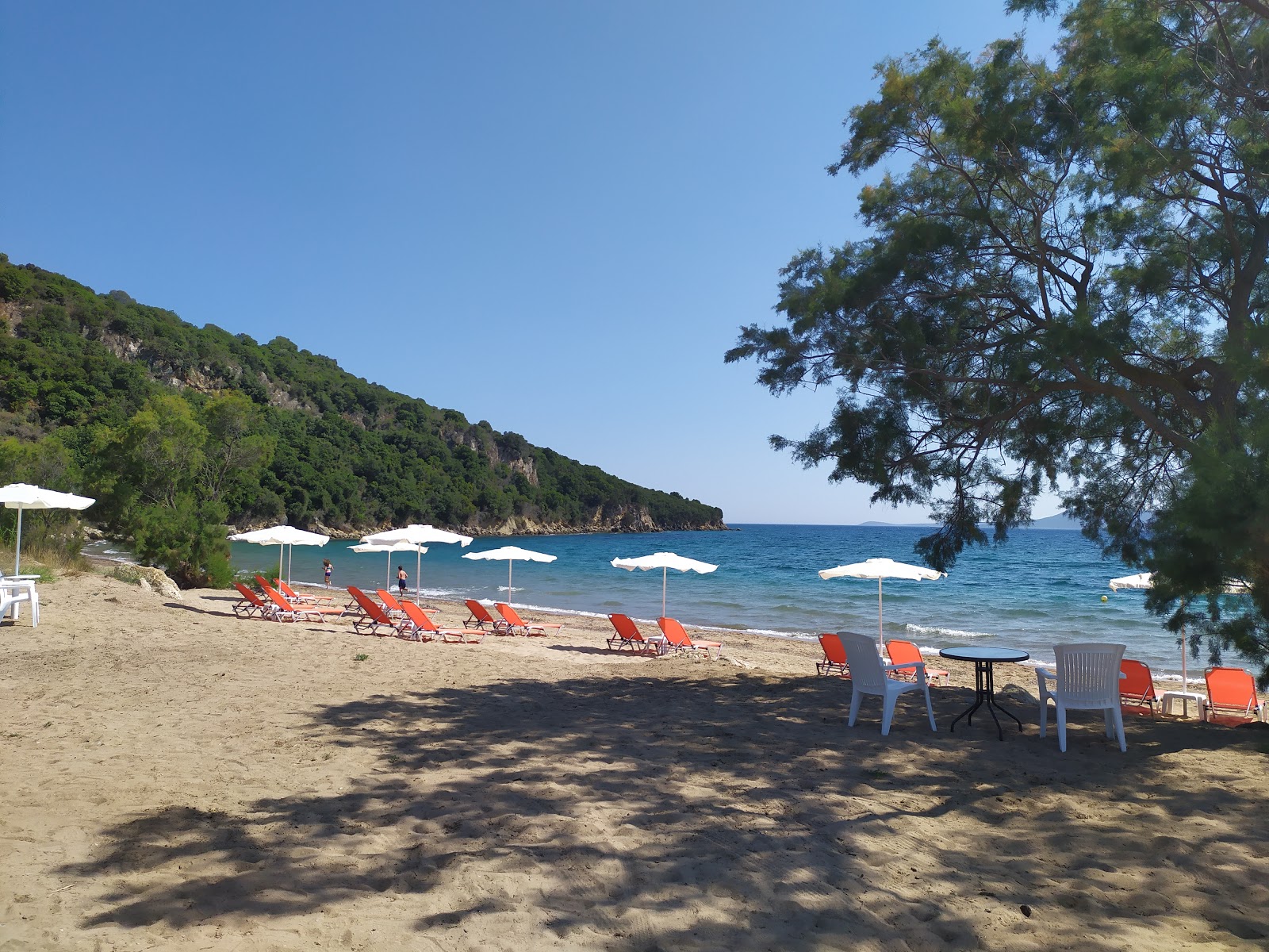 Photo de Loutsa beach zone des équipements