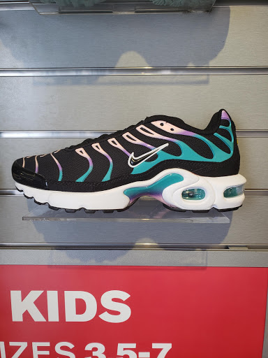 Shoe Store «Foot Locker», reviews and photos, 930 W Sunrise Blvd, Fort Lauderdale, FL 33311, USA