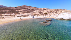 Alevrakia Beach'in fotoğrafı dağlarla çevrili