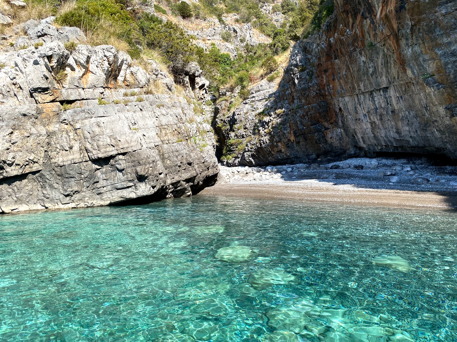 Spiaggia Di Mezzanotte的照片 带有灰色细卵石表面