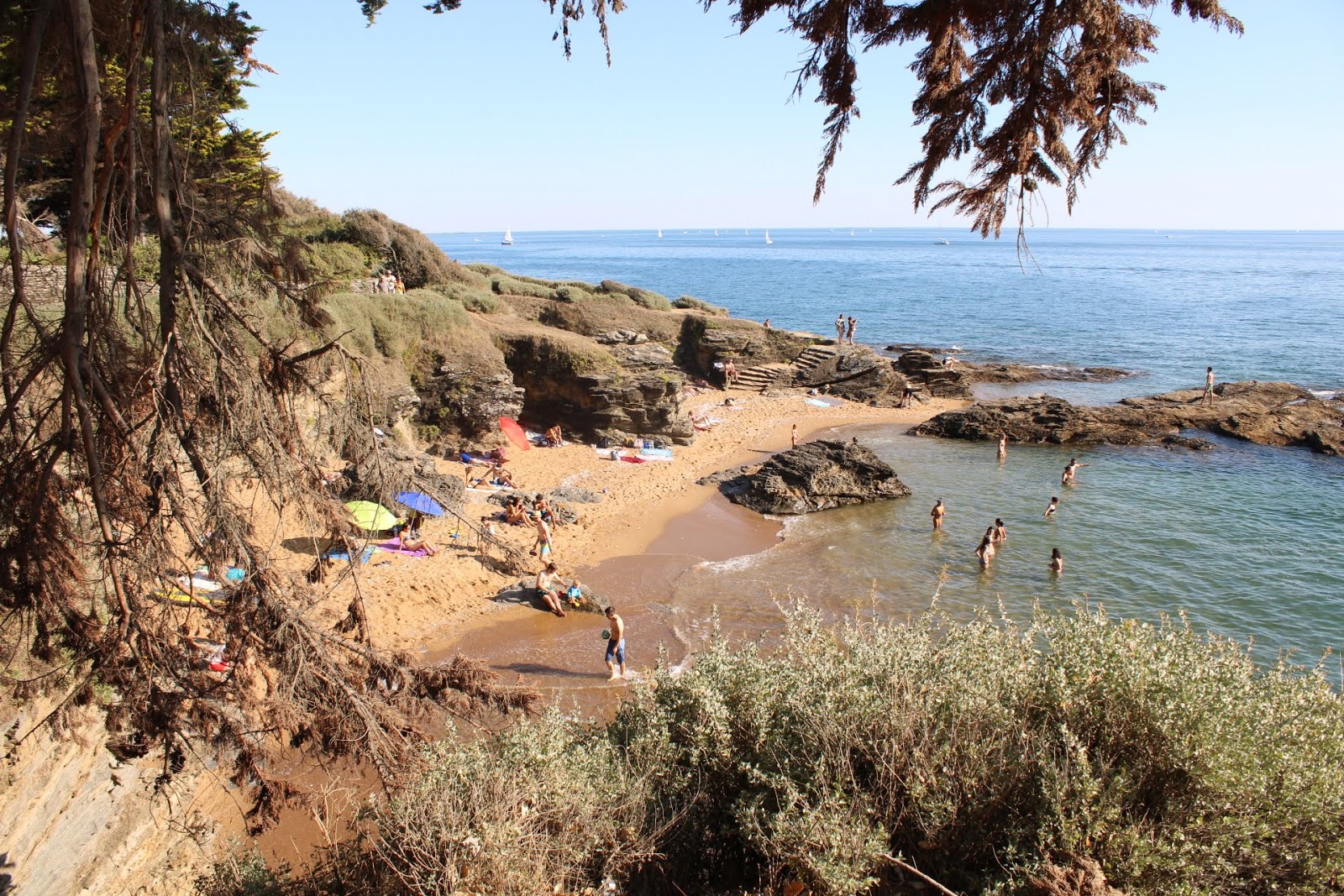 Foto di Plage des Grandes Vallees con una superficie del sabbia beige