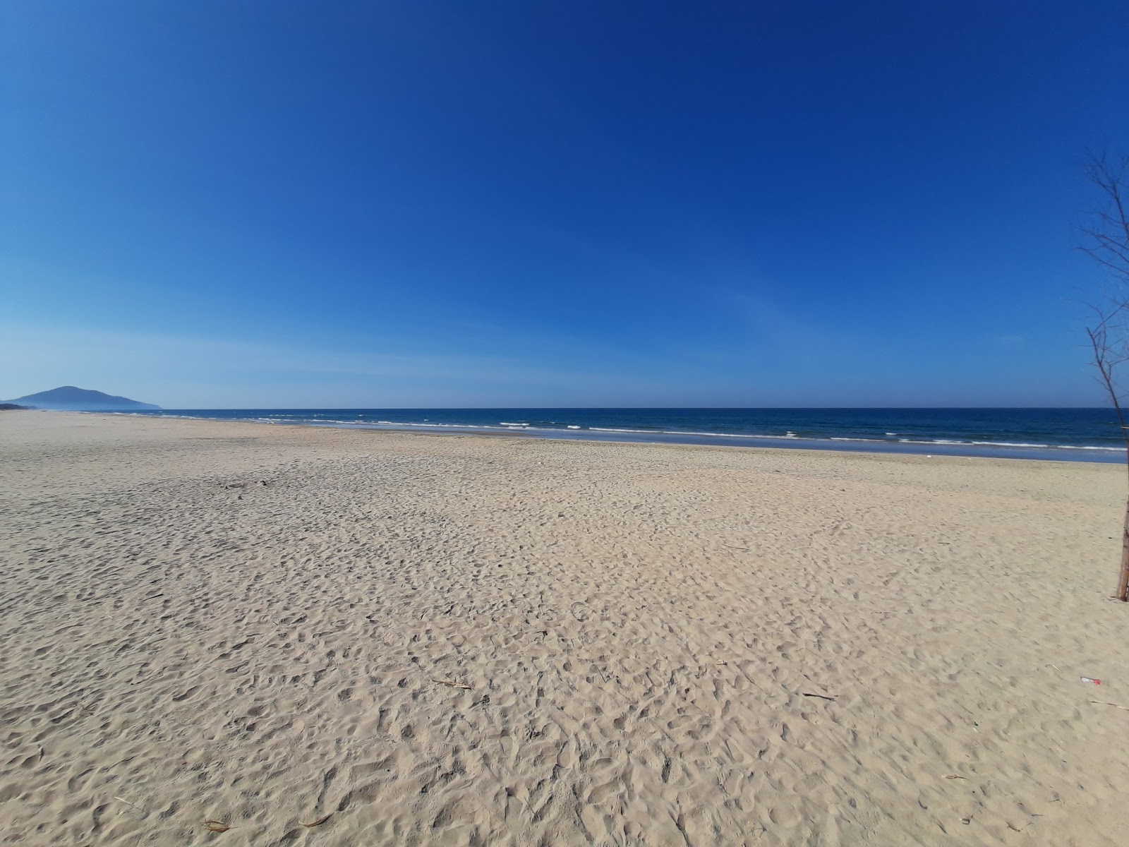 Foto de Lang Co Beach - lugar popular entre os apreciadores de relaxamento