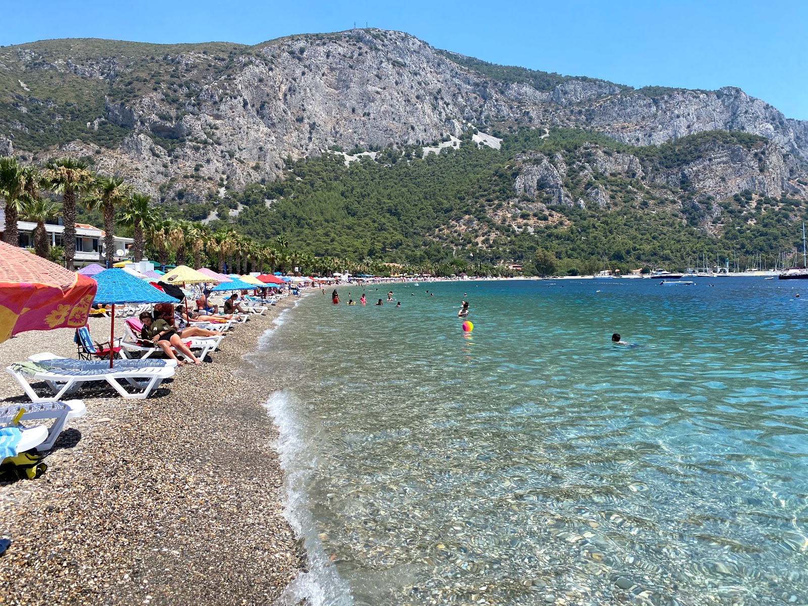 Fotografie cu Oren beach cu o suprafață de apă pură albastră