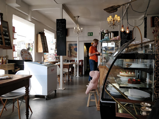 Åbningstider for Fru Geest - Café & Upstairs