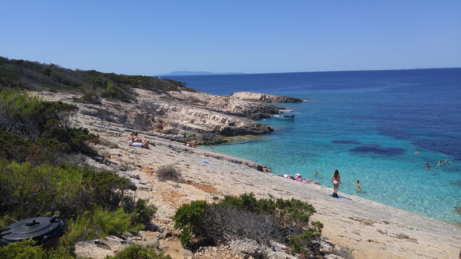 Foto de Srednji bili bok con cala pequeña