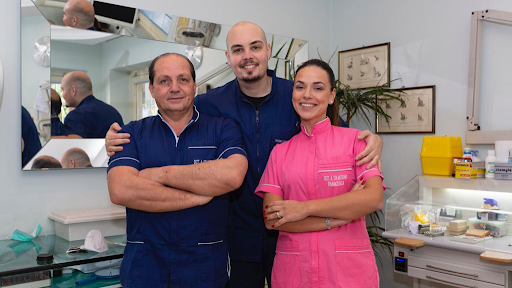 Studio Dentistico-dr. Antonio Colantuono-dentista Vomero Arenella-IMPLANTOLOGIA -ORTODONZIA -LASERTERAPIA per PARODONTITE, PROTESI,CONSERVATIVA,PEDODONZIA.GNATOLOGIA