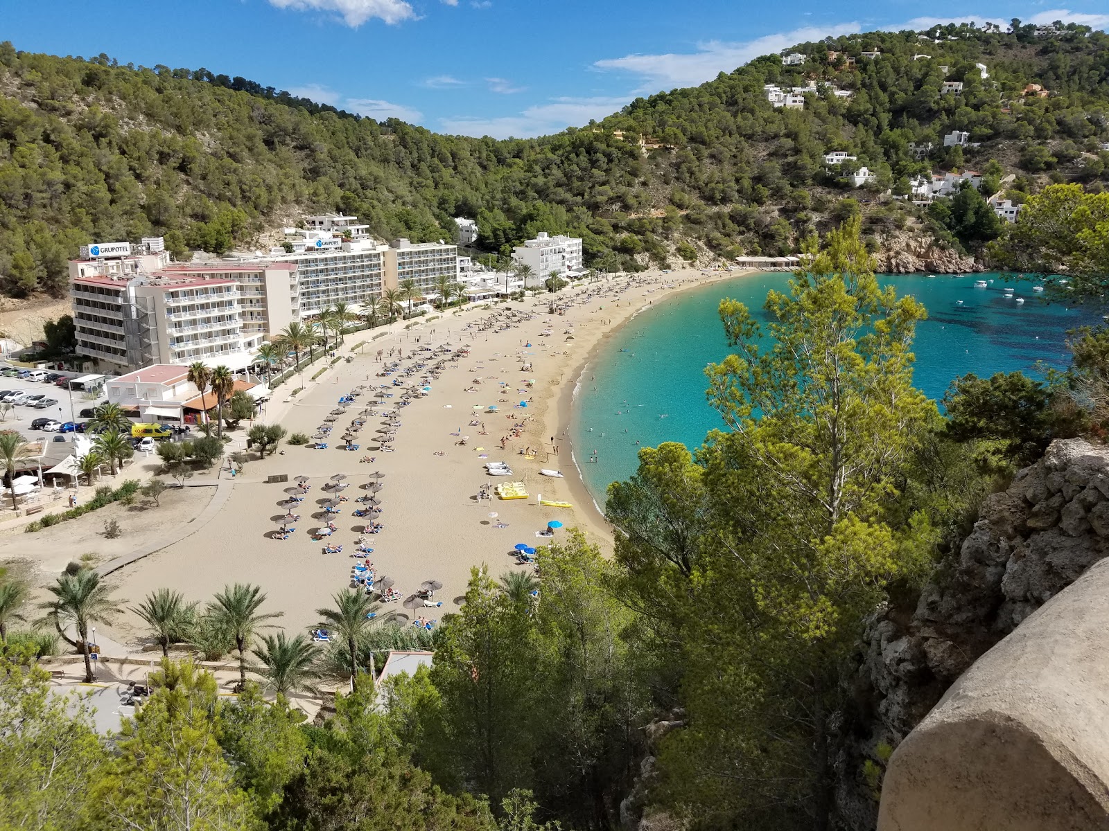 Foto di Spiaggia Cala de Sant Vicent con una superficie del sabbia beige fine