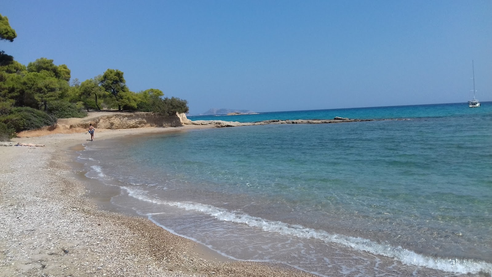 Photo de Harbor beach avec sable clair avec caillou de surface