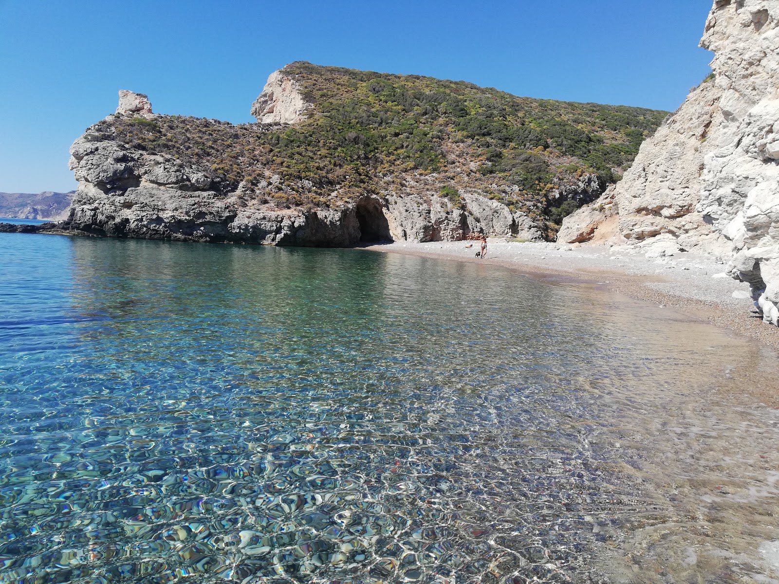 Foto di Paralia Kaladi II circondato da montagne