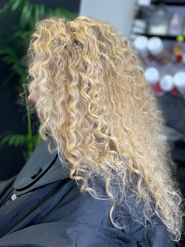 Opinie o MONE studio piękności w Śródmieście - Salon fryzjerski