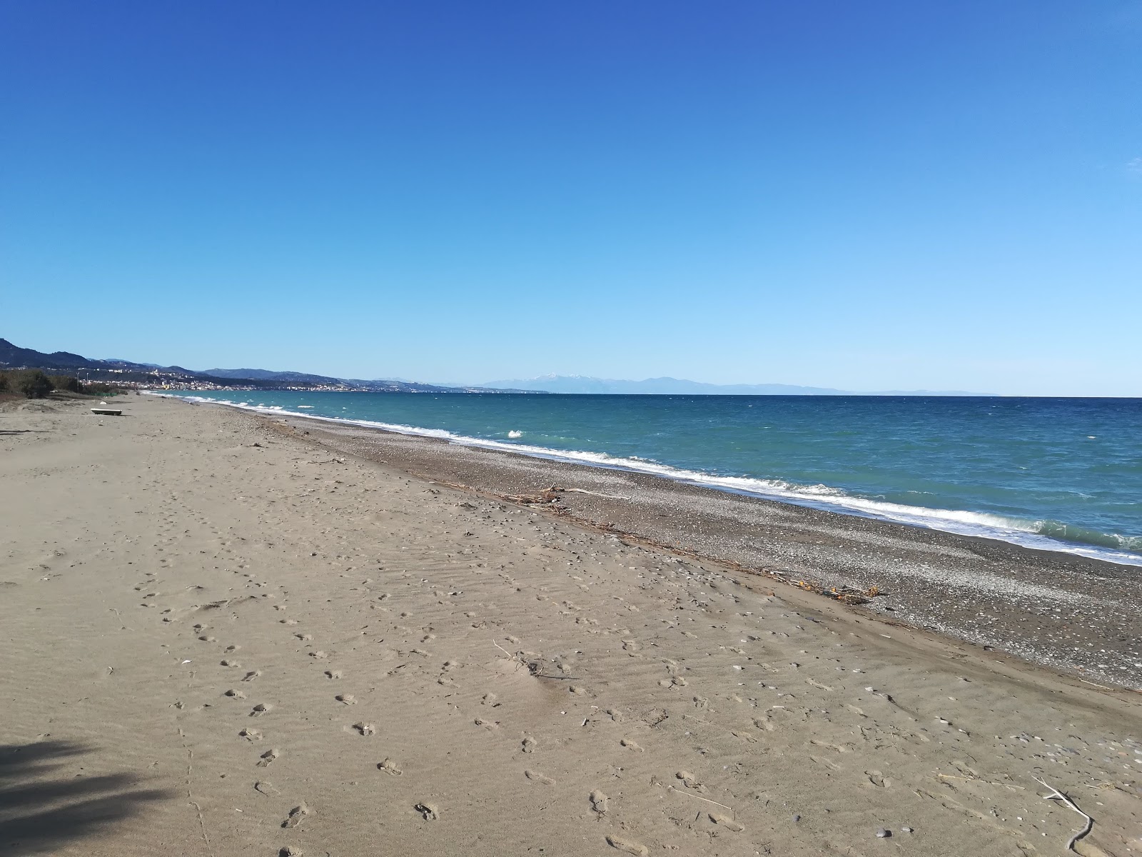 Fotografie cu La Capannina beach cu o suprafață de nisip gri și pietricel