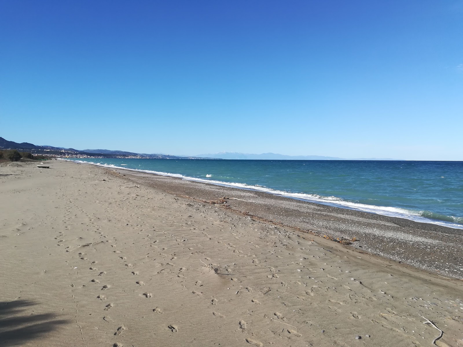 Foto di Spiaggia Cariati Marina con una superficie del sabbia grigia e ciottoli