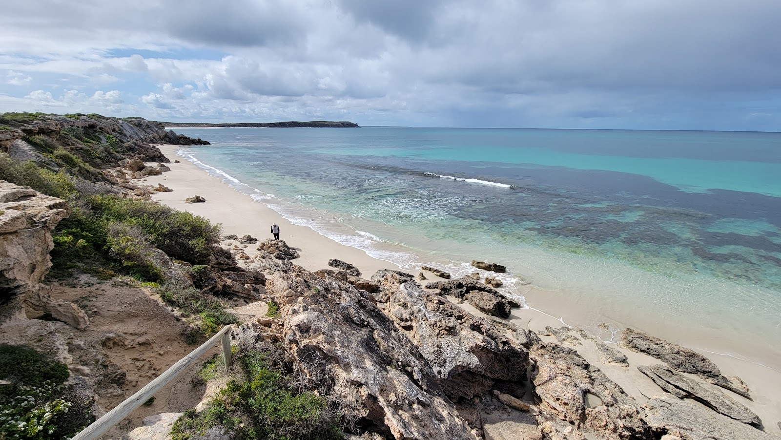 Little Emu Beach的照片 带有碧绿色纯水表面