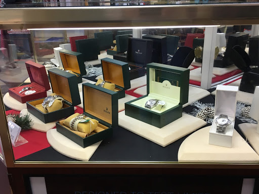 Pawn Shop «Pine Ridge Pawn & Jewelry», reviews and photos, 2033 Pine Ridge Rd #4, Naples, FL 34109, USA