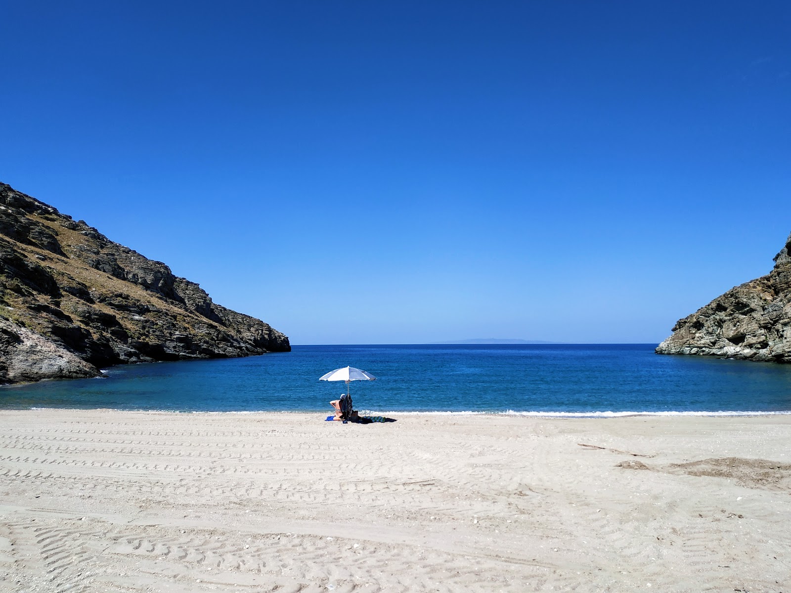 Foto van Paralia Apothikes met kleine baai