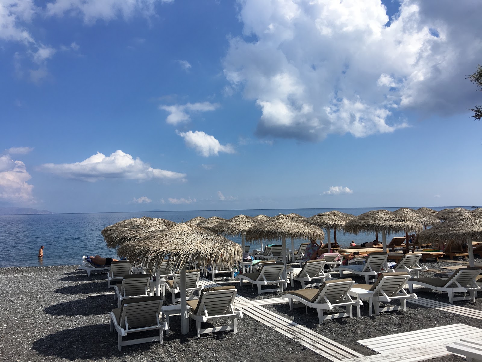 Foto di Spiaggia di Kamari - luogo popolare tra gli intenditori del relax