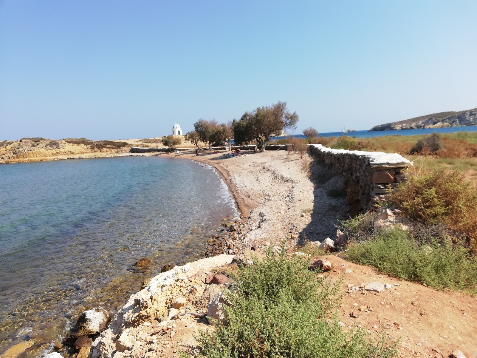 Foto di Tourkomnima beach con una superficie del sabbia beige e ciottoli