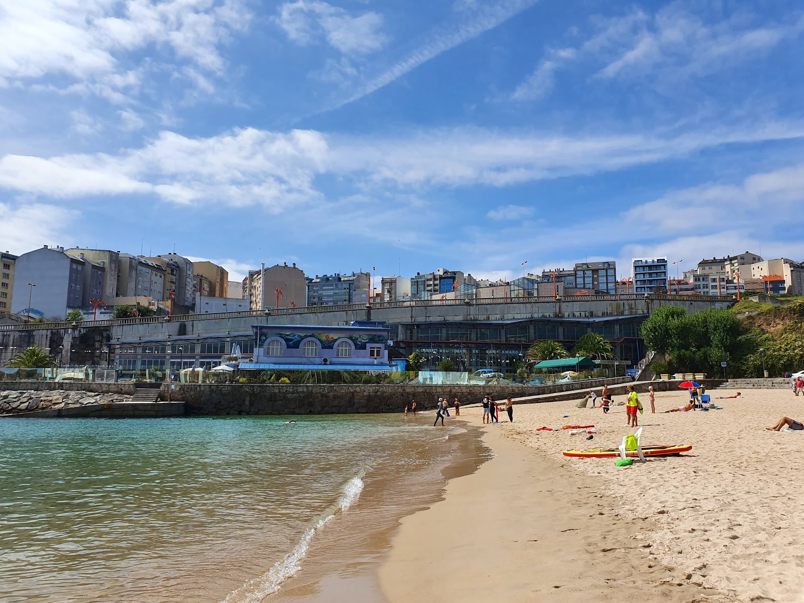 Fotografie cu Praia de Adormideiras cu o suprafață de apă pură albastră