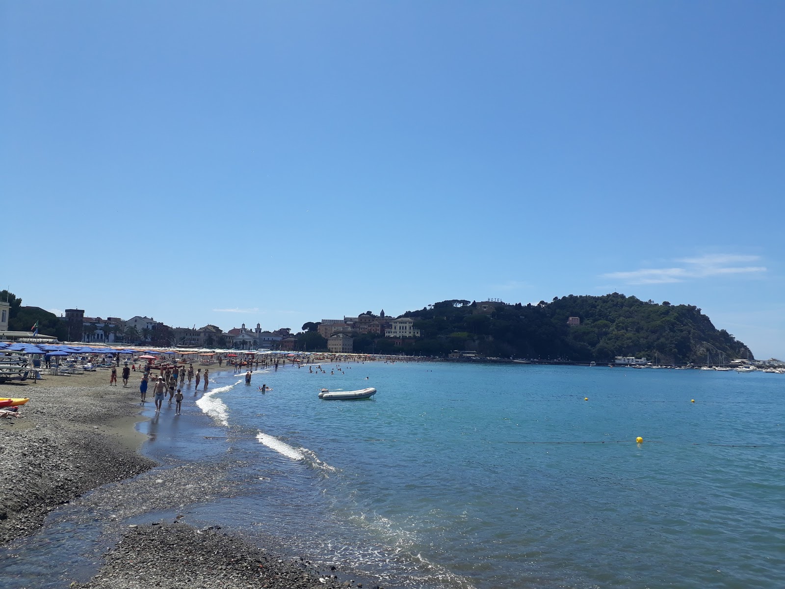 Fotografie cu Spiaggia per cani - locul popular printre cunoscătorii de relaxare