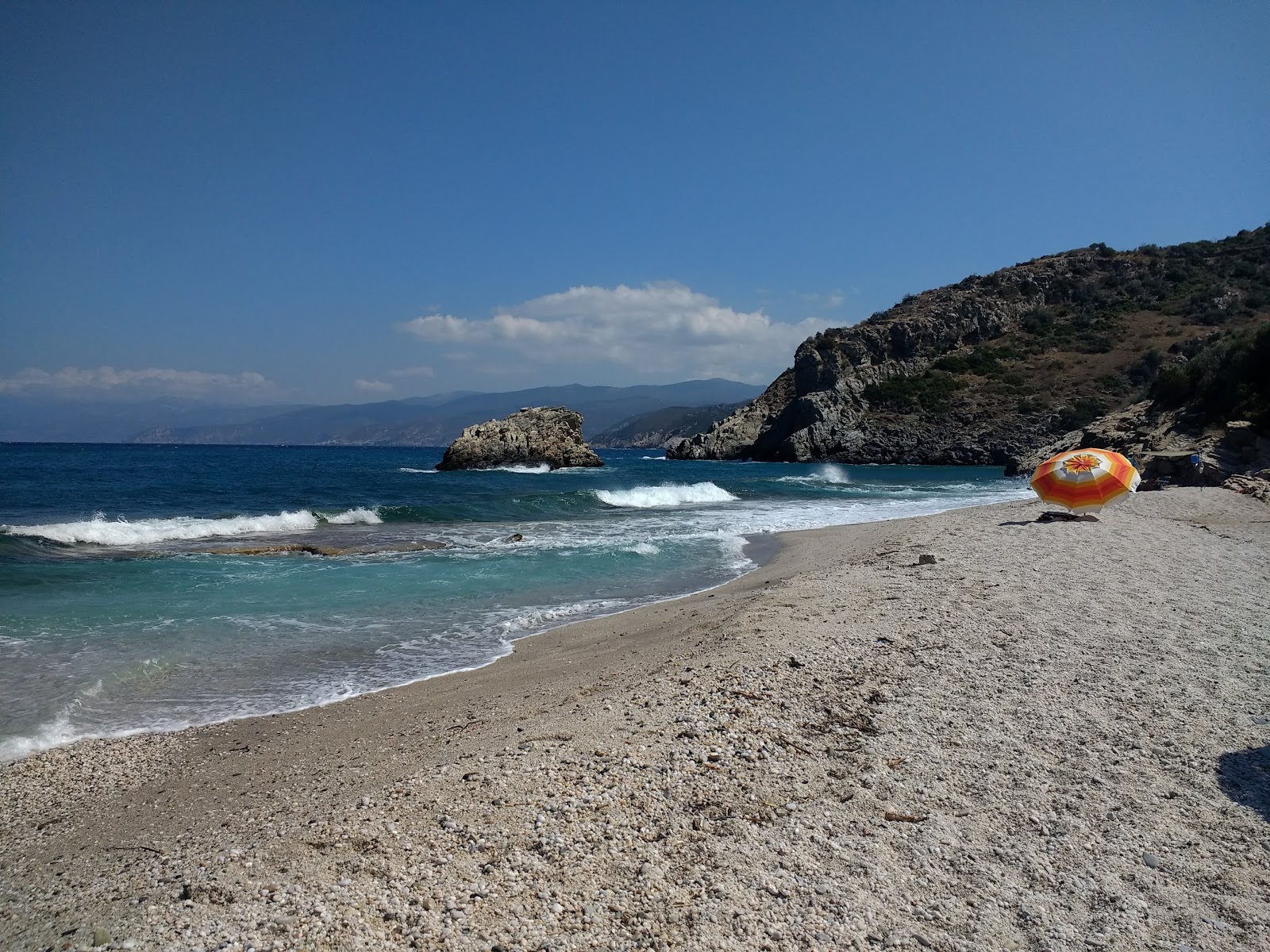 Fotografie cu Limnionas beach amplasat într-o zonă naturală
