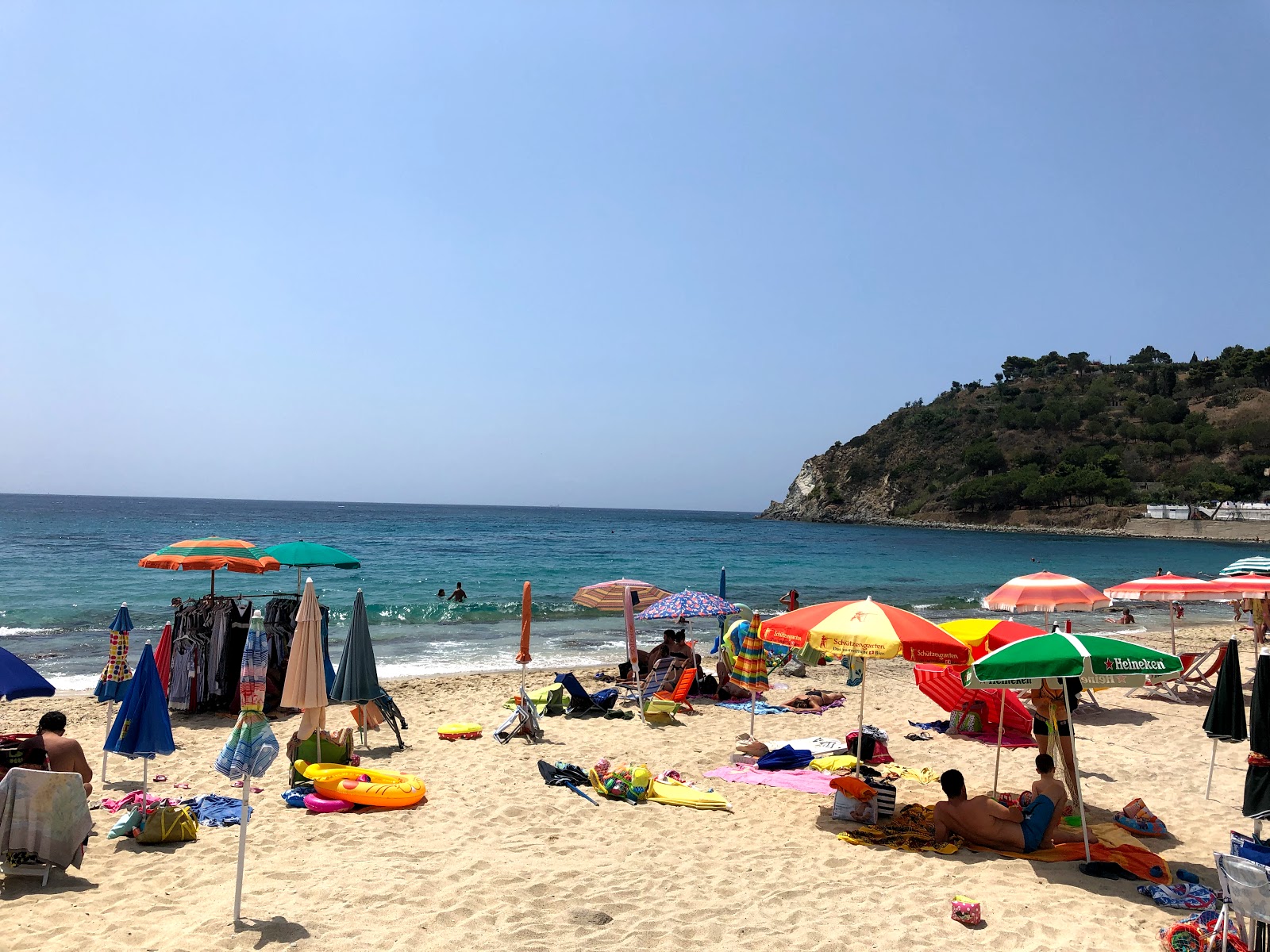 Foto de Spiaggia Santa Maria con agua azul superficie