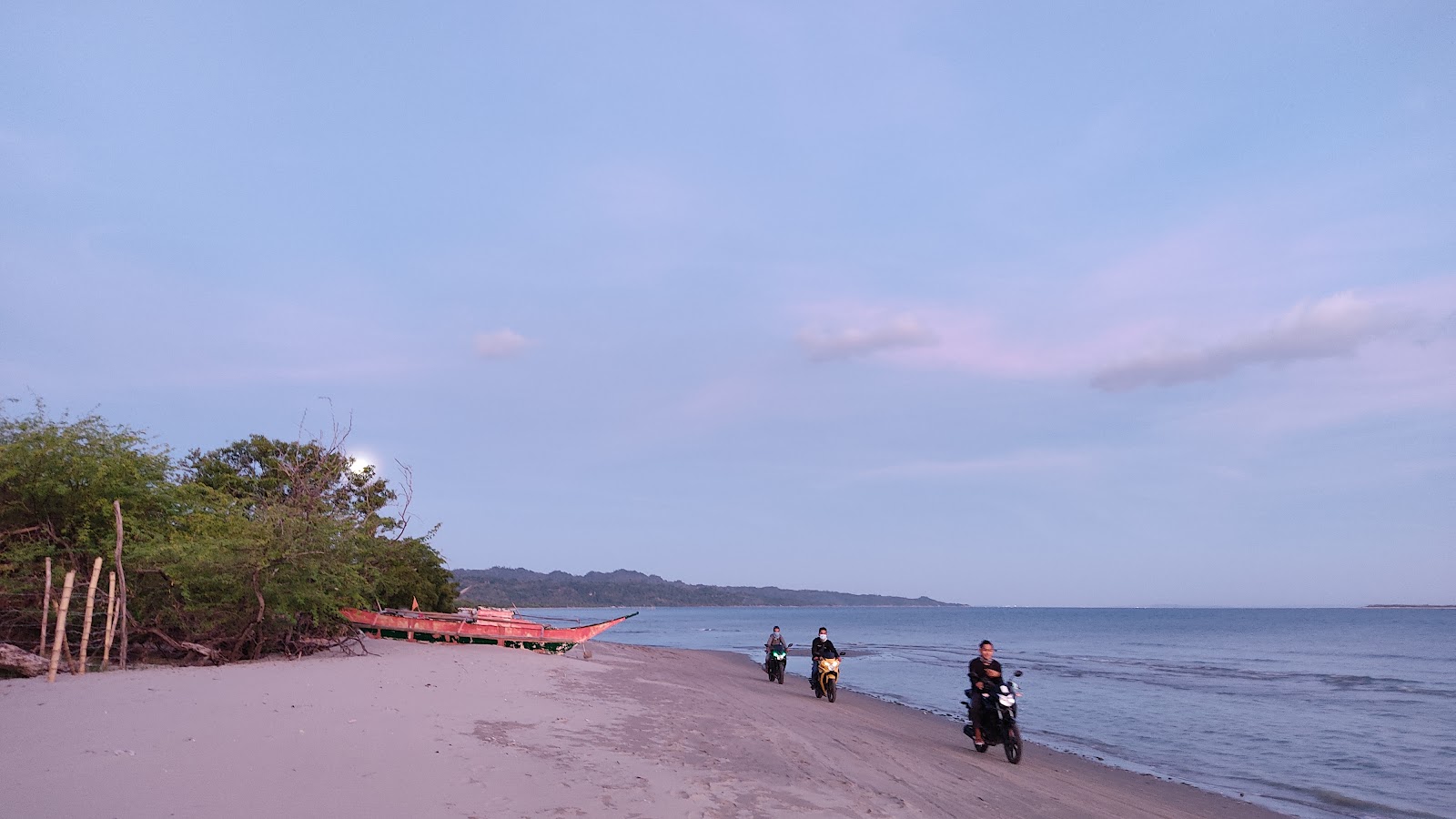 Foto von Sibalat Beach und die siedlung