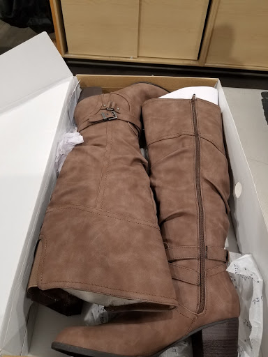 Shoe Store «DSW Designer Shoe Warehouse», reviews and photos, 427 Crossroads Blvd, Cary, NC 27518, USA