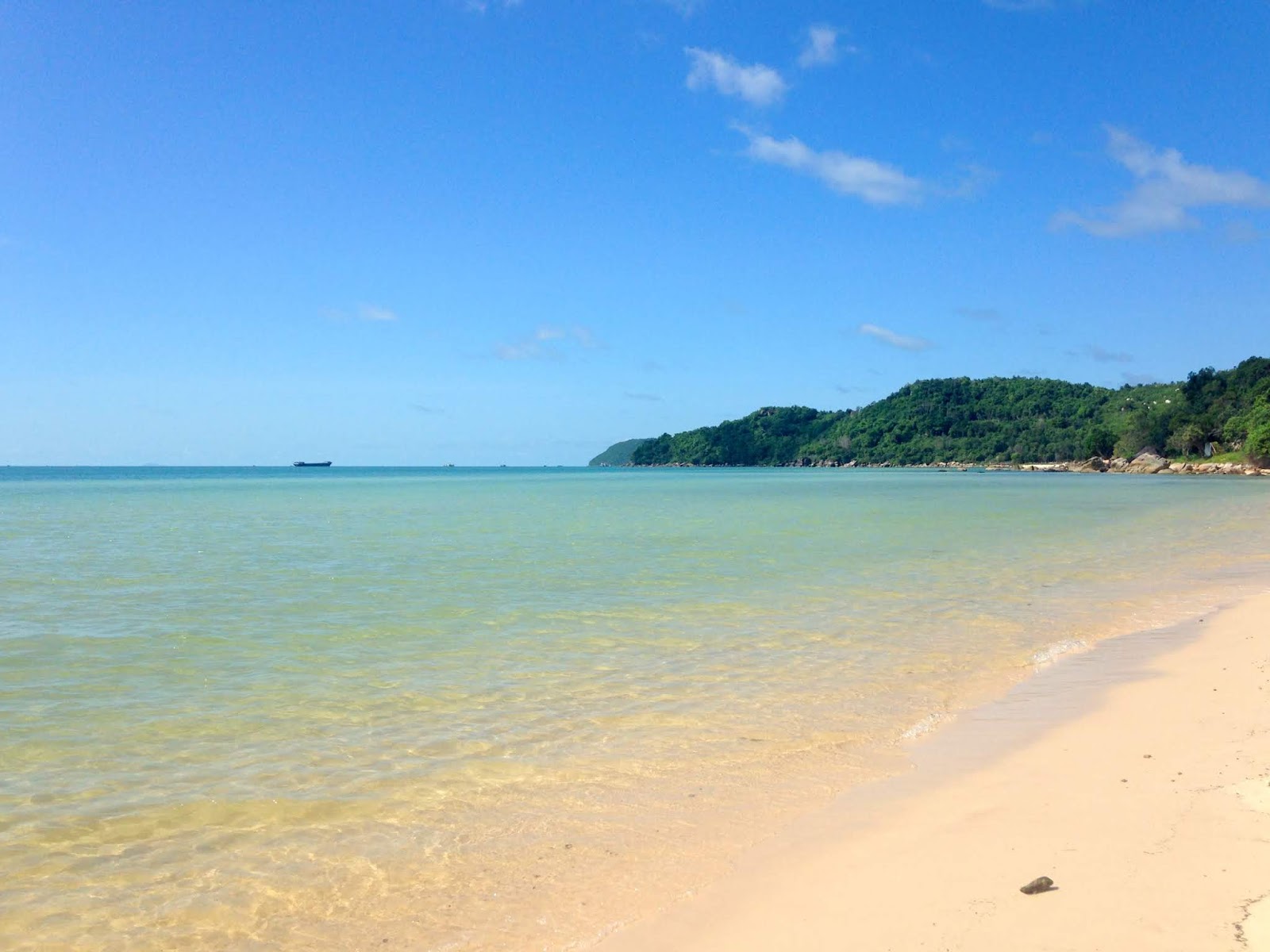 Foto von Middle beach mit weißer sand Oberfläche