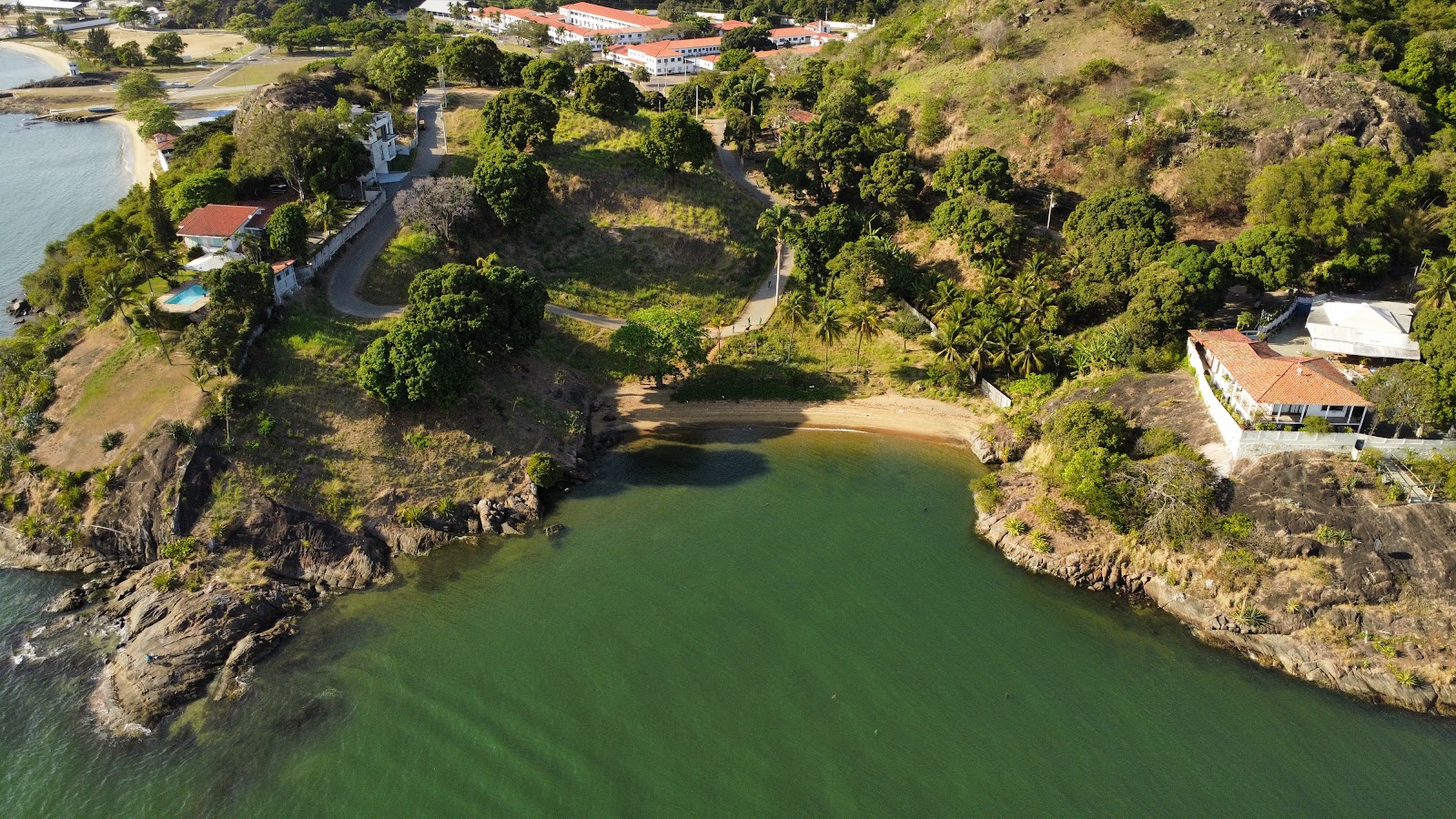 Photo de Prainha de Inhoa entouré de montagnes
