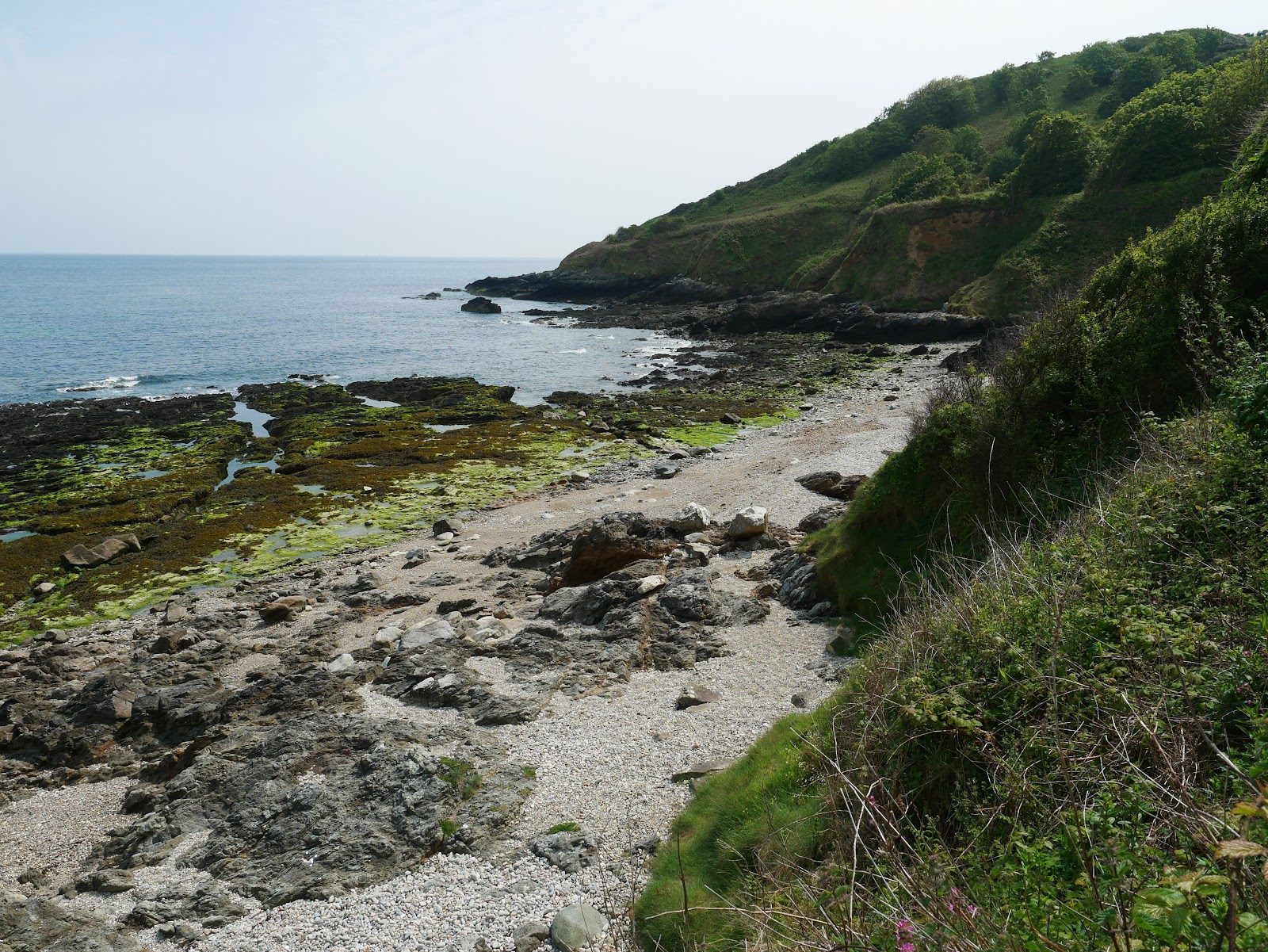 Photo de Querviere Beach situé dans une zone naturelle