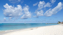 Foto von Cockburn Town beach mit etwas sauber Sauberkeitsgrad
