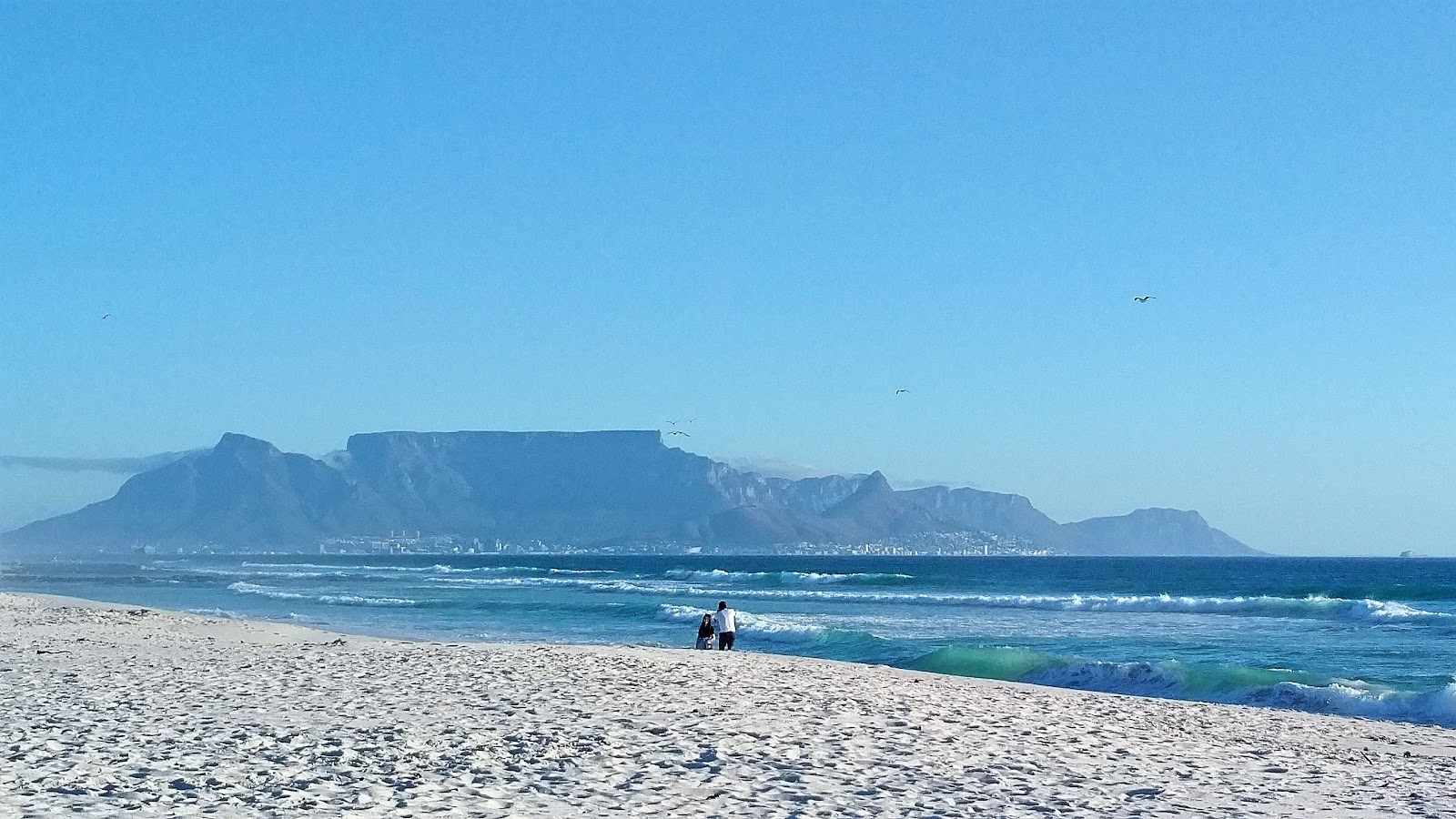 Foto van Little Bay beach met beige zand oppervlakte