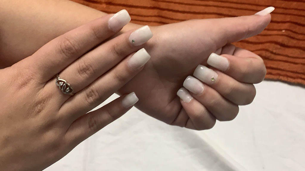 Champagne, Nails & Beauty Spa 33076