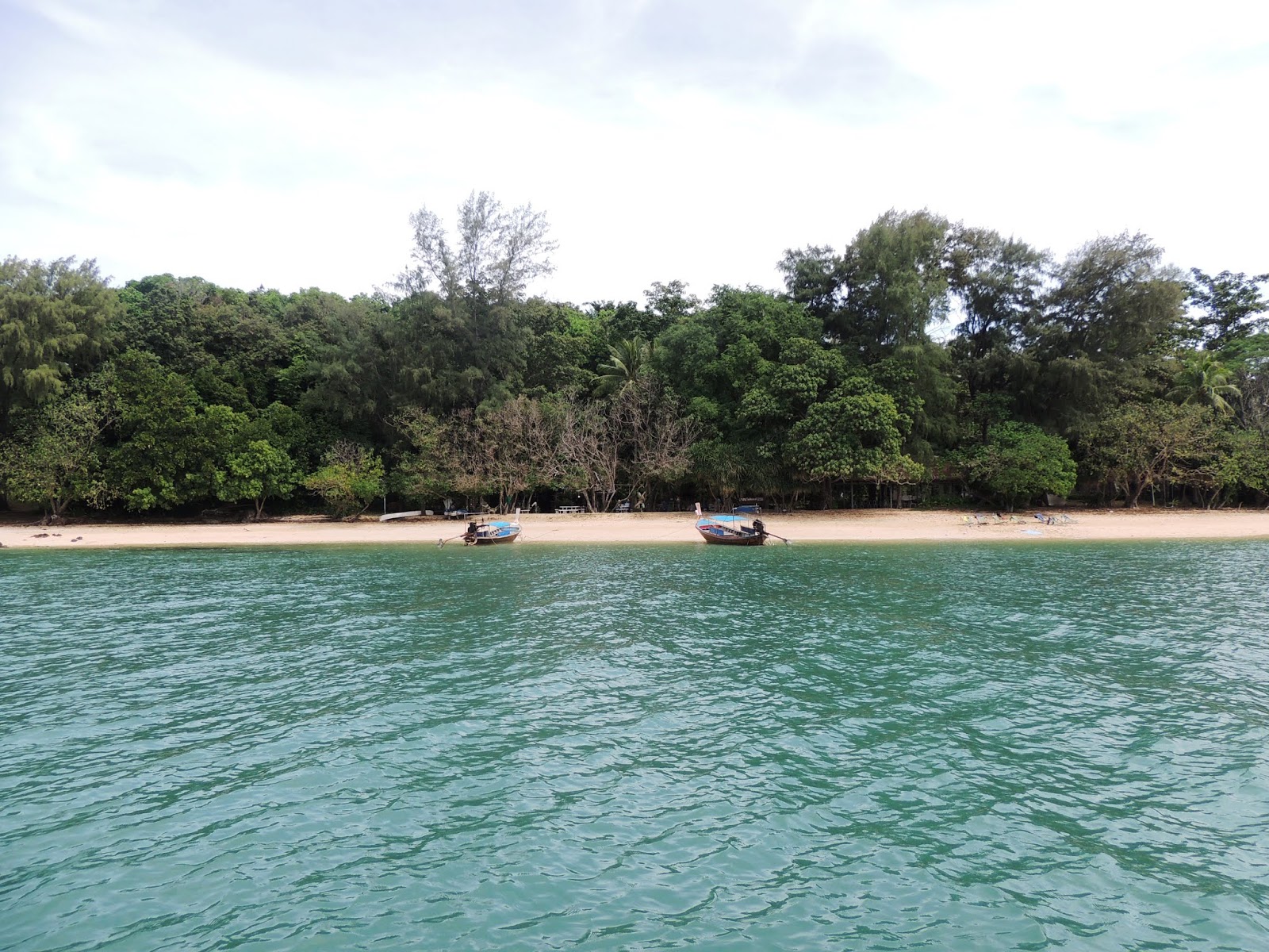 Bubu Beach Ko Lanta的照片 带有碧绿色纯水表面