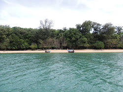 Bubu Beach Ko Lanta'in fotoğrafı geniş bir kıyı şeridi ile birlikte
