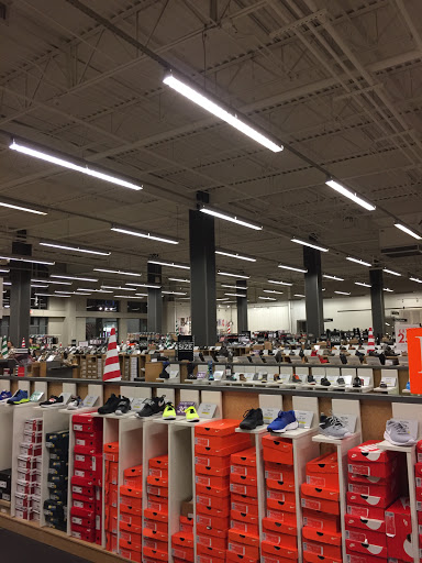 Shoe Store «DSW Designer Shoe Warehouse», reviews and photos, 15001 Potomac Town Pl #120, Woodbridge, VA 22192, USA