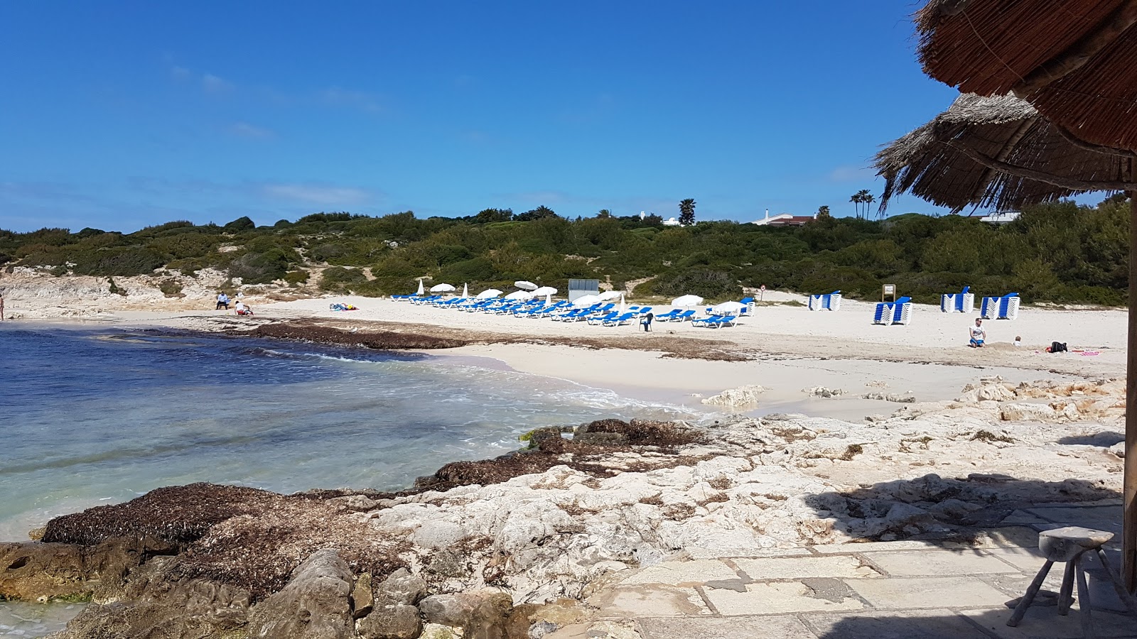 Cala Binibeca'in fotoğrafı küçük koy ile birlikte