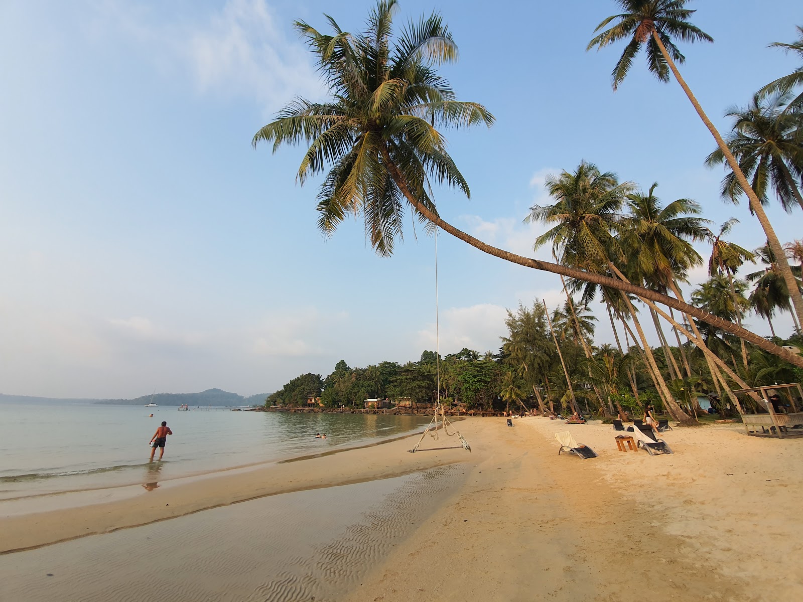 Foto von Haad Na Lay Strand mit feiner beiger sand Oberfläche