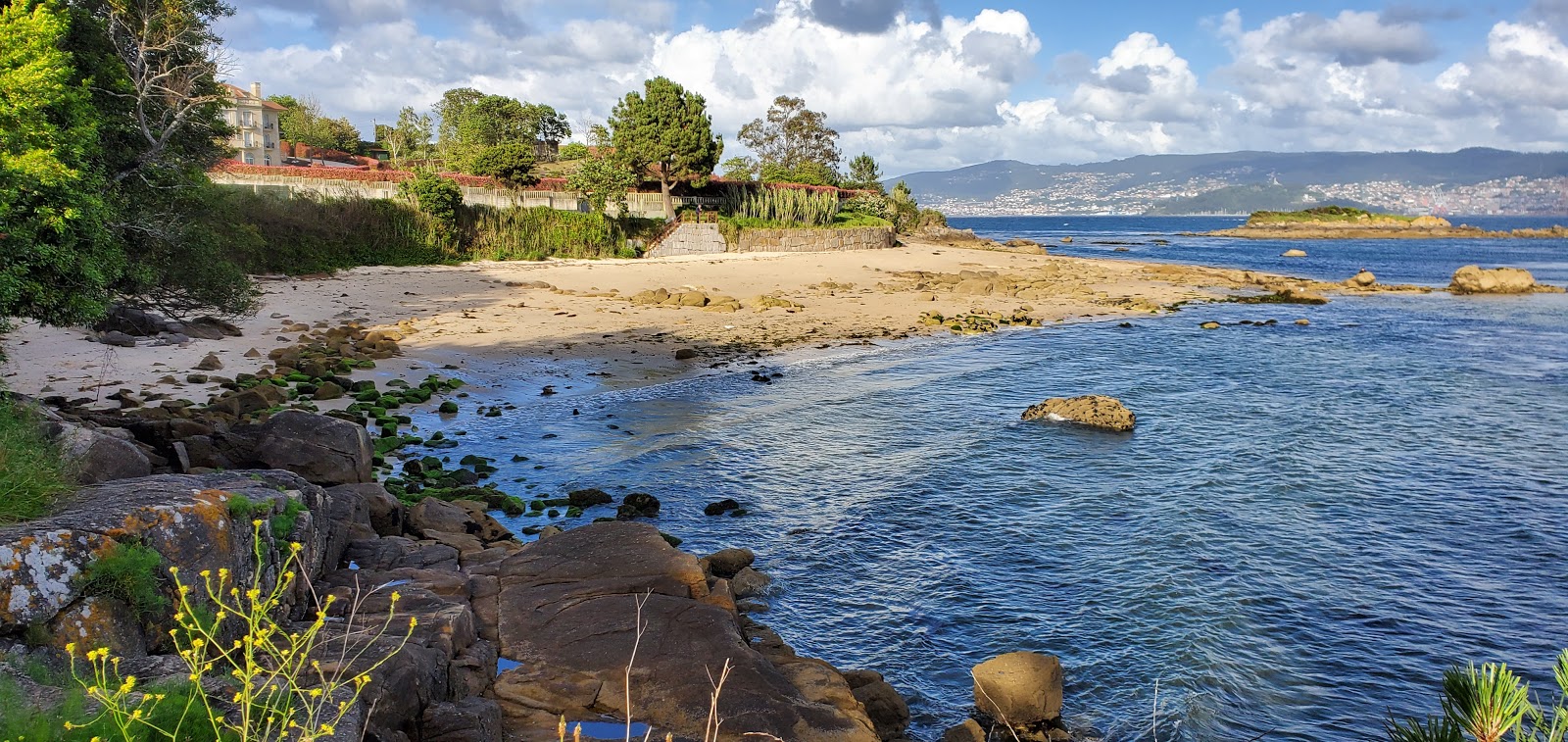 Φωτογραφία του Praia das Ratas με μπεζ άμμος επιφάνεια