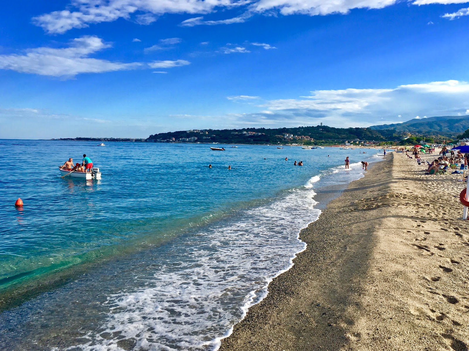 Φωτογραφία του Παραλία Montepaone Lido με φωτεινή άμμος επιφάνεια