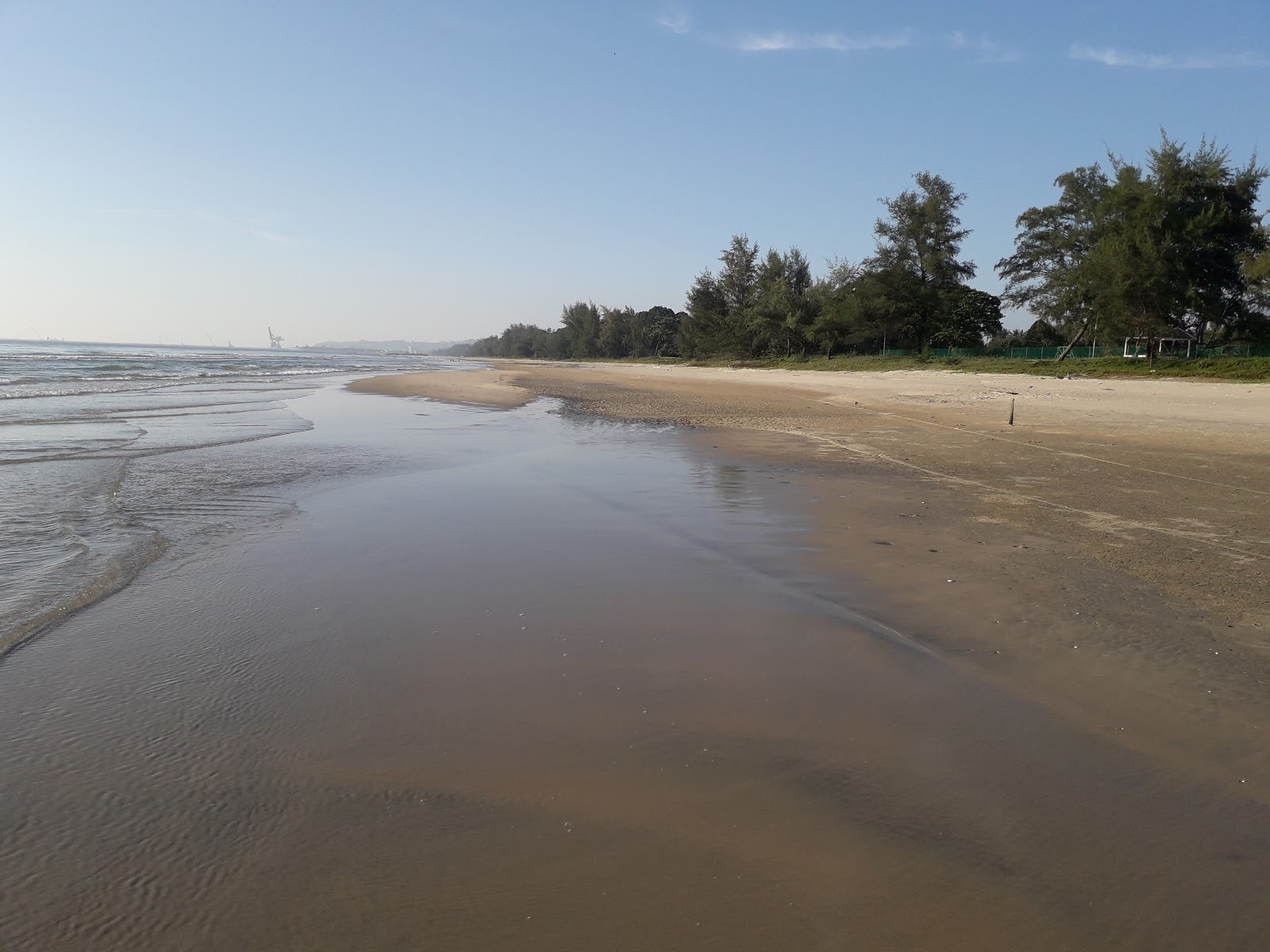 Foto de Gebeng Kampung Beach con recta y larga